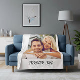 plaid personnalise avec texte sur un  canapé